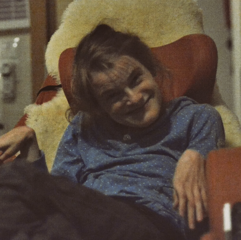 AKBN Kunde im Rollstuhl mit Assistent unterwegs Mann im Rollstuhl mit Assistent