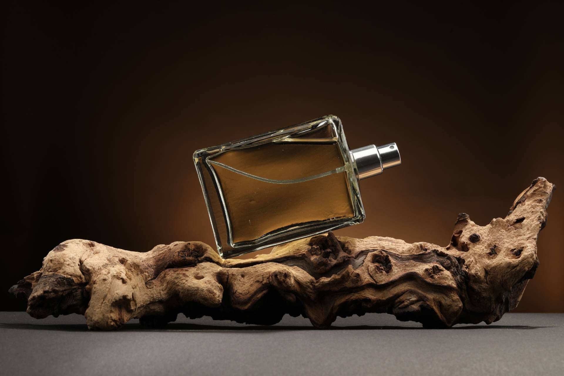 Flacon de parfum sur bois