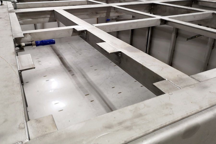 Anlagenrahmen für KSS Behälter aus Edelstahl von ISYKO Filtersysteme