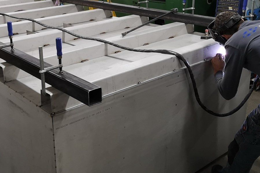 Schweißarbeiten an KSS Behälter von ISYKO Filtersysteme Behälterbau, KSS Behälter, Schutzbehälter, gefertigt nach WHG - Wasserhaushaltsgesetz von ISYKO Filtersysteme