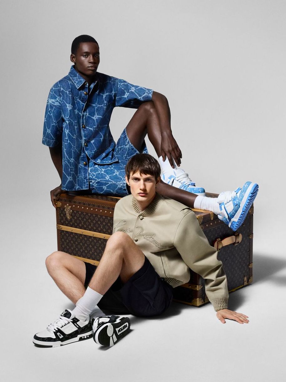 Louis Vuitton se distingue non seulement par ses créations emblématiques de haute couture, mais aussi par l'attention méticuleuse portée aux détails qui caractérise son processus de production photographique. Derrière chaque image capturant l'essence de la marque se cache un art minutieux du retouche, mêlant technique avancée et vision artistique pour créer des œuvres visuelles qui inspirent et établissent des normes.
La Maîtrise du Retouche Photographique chez Louis Vuitton
Dans les studios dédiés au retouche photographique de Louis Vuitton, chaque image est traitée avec un respect absolu pour l'esthétique et l'authenticité. Chaque détail, de l'éclairage à la composition et aux couleurs, est ajusté avec précision pour garantir que chaque vêtement et accessoire de mode soit présenté de manière impeccable. Les retoucheurs experts subliment non seulement la beauté naturelle des modèles, mais préservent également l'intégrité de la vision du designer, capturant ainsi l'essence même de la collection à chaque cliché.
Le Processus de Transformation
Le processus commence sur le plateau de photographie, où chaque capture est effectuée avec une précision méticuleuse. Une fois sélectionnées, la post-production débute, où les retoucheurs appliquent leur savoir-faire et leur expertise pour affiner chaque aspect visuel. Du nettoyage des petits détails à la création d'atmosphères qui complètent le récit de la collection, chaque étape est réalisée avec un engagement indéfectible envers l'excellence.
Technologie Avancée et Créativité
L'utilisation d'outils numériques avancés et de techniques de montage sophistiquées est essentielle dans l'arsenal des retoucheurs de Louis Vuitton. Ces outils permettent non seulement des ajustements précis dans la composition et les couleurs, mais facilitent également la création d'effets visuels uniques qui mettent en valeur l'innovation et le style caractéristiques de la marque.
Collaboration et Vision Artistique
Une collaboration étroite entre les photographes, les designers et les retoucheurs est essentielle au succès de chaque projet photographique chez Louis Vuitton. Cette synergie créative garantit que chaque image non seulement répond aux normes esthétiques les plus exigeantes, mais capture également l'essence évocatrice de la mode de luxe moderne.