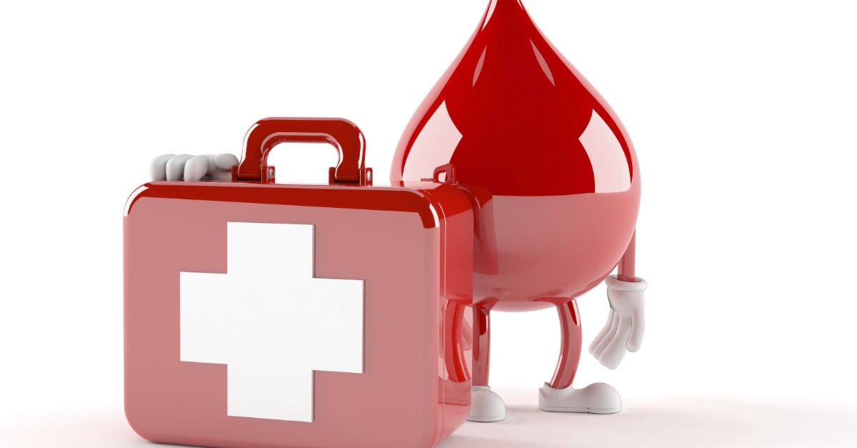 Eine 3D-Illustration einer roten Blutstropfenfigur mit einem Erste-Hilfe-Kasten nach einem „Verkehrsunfall in Italien“.