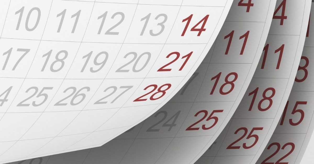 Gestapelte Kalenderblätter mit Hervorhebung der Daten mit Schwerpunkt auf dem 14. im Zusammenhang mit einem Verkehrsunfall in Italien.