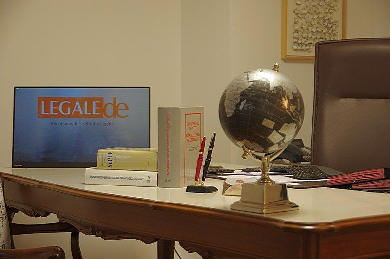 LEGALEde Rechtsanwälte Ein professioneller Büroschreibtisch mit einem Computermonitor, auf dem das Wort