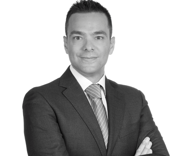 Gianluca Perencin Profile picture of an experienced Italian lawyer in Munich, specialist in German-Italian law, in formal dress with a background of his law firm