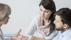 COUPLE ARGUING WITH JUDGE ABOUT THE DISSOLUTION OF THEIR COMMUNITY OF PROPERTY UNDER GERMAN LAW