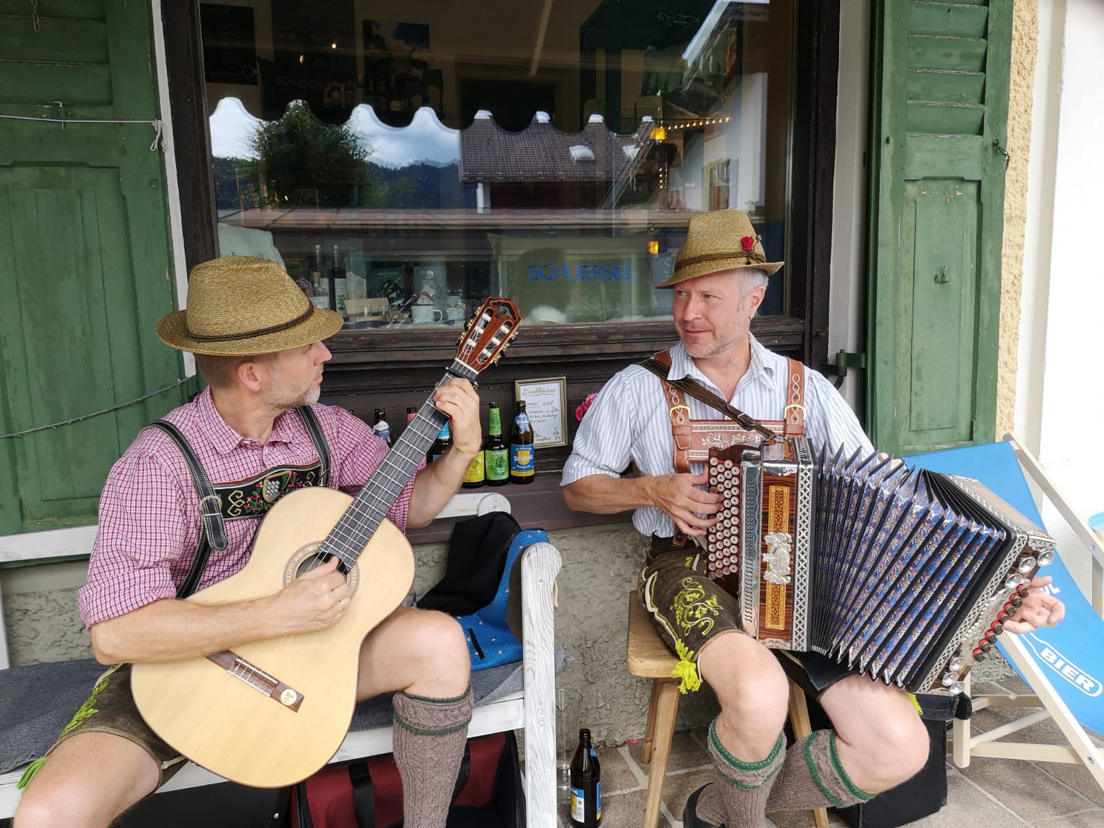Musiker mit Gitarre und Ziehharmonika bei der Veranstaltung vom Schlierseer Kindl