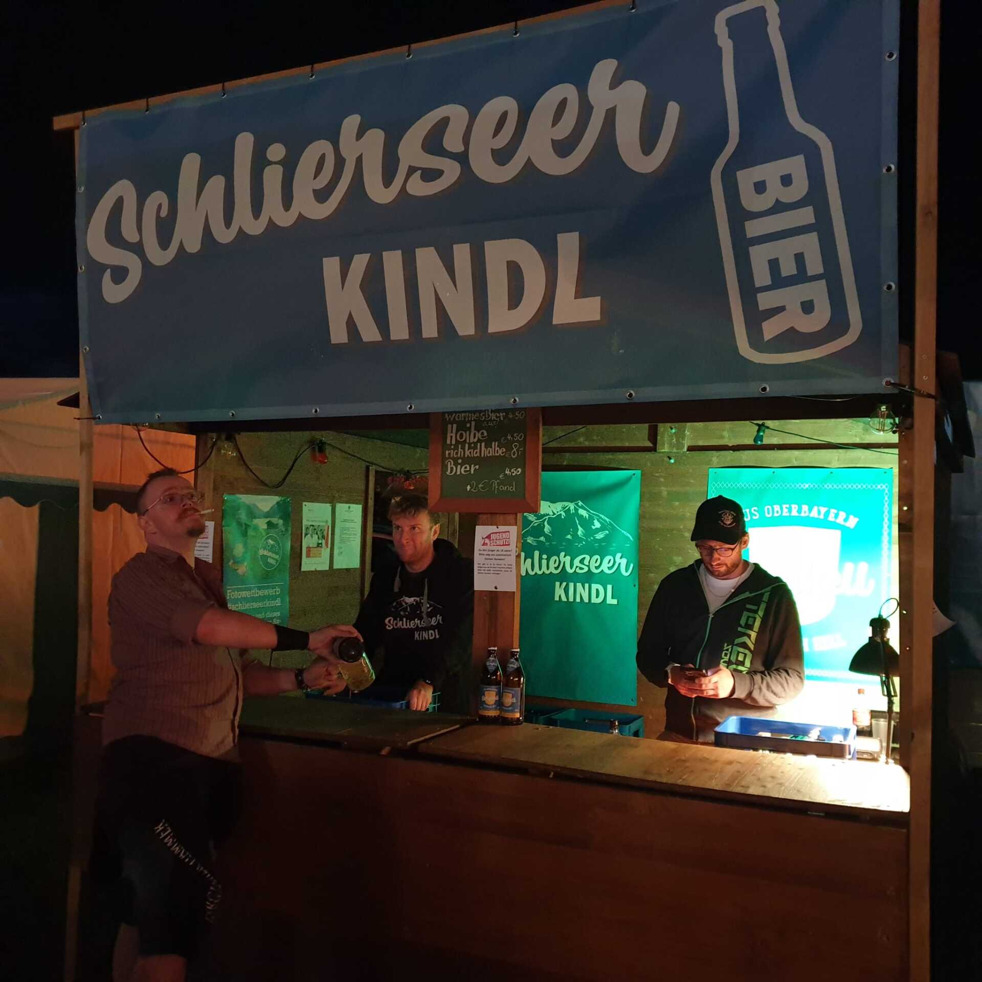 Verkaufsstand am Abend am Schlierseer Seefest - Schlierseer Kindl