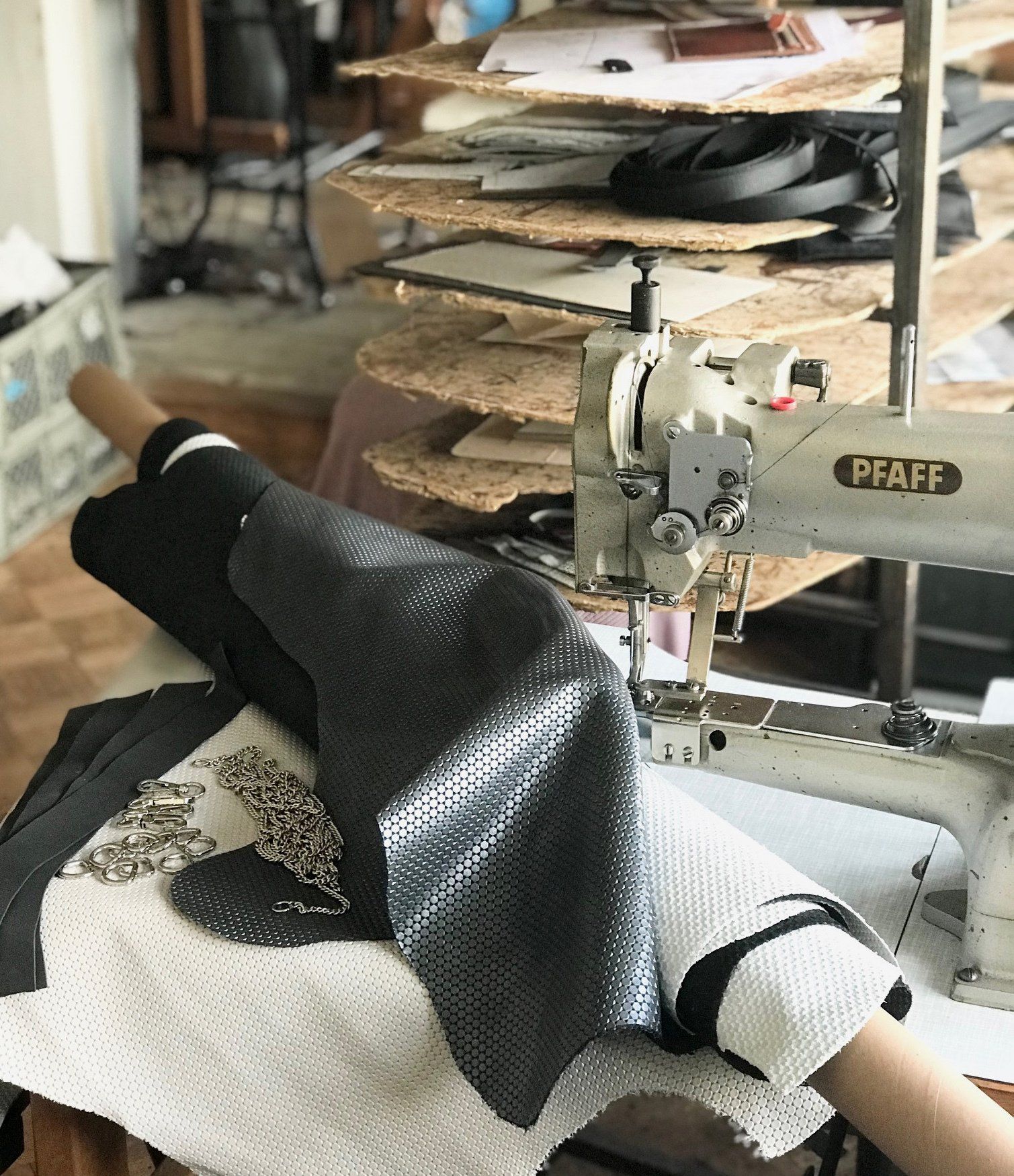 Traditionelle Handarbeit - Ledermanufaktur Leder und Metallbeschläge auf einer Nähmaschine