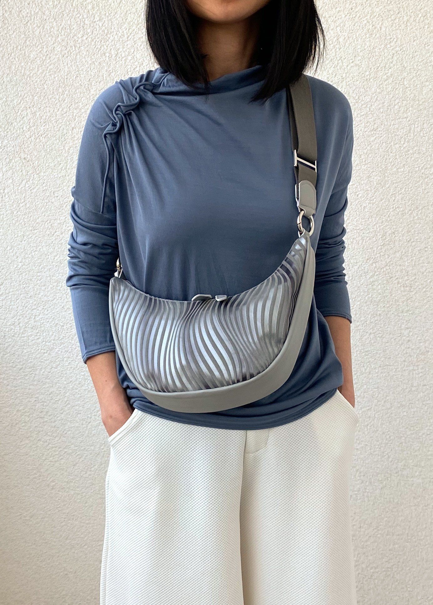 Croissant Tasche aus Leder in Grau mit breiter Schultergurt