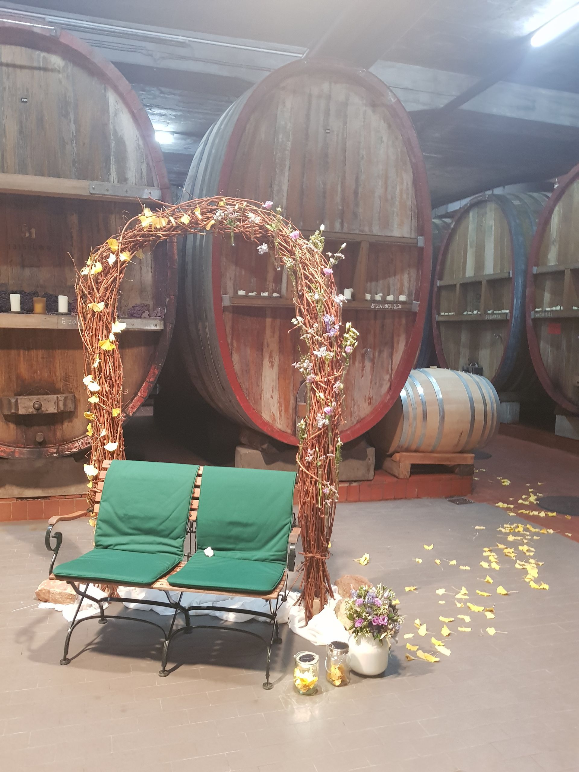 weil es für einen Weinbauer keine schöneren Platz gibt als den Weinkeller wird hier auch geheiratet