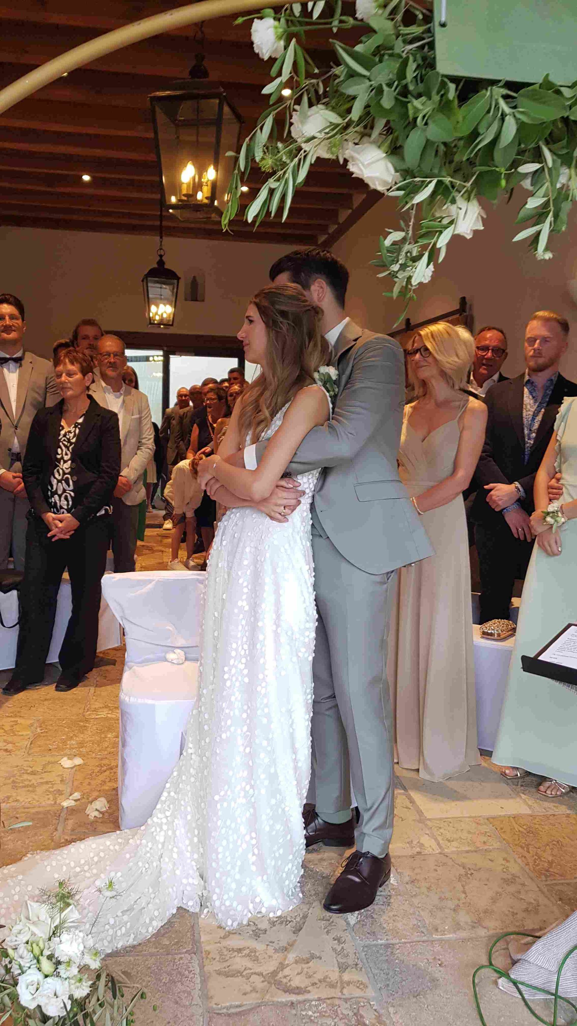 sich in den Arm nehmen und sich sicher fühlen, selbst im aufgeregtesten Moment Eurer Trauung - dan seid Ihr bei mir richtig!