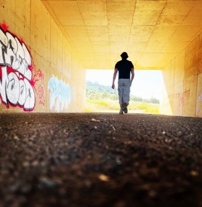 Hombre en un túnel