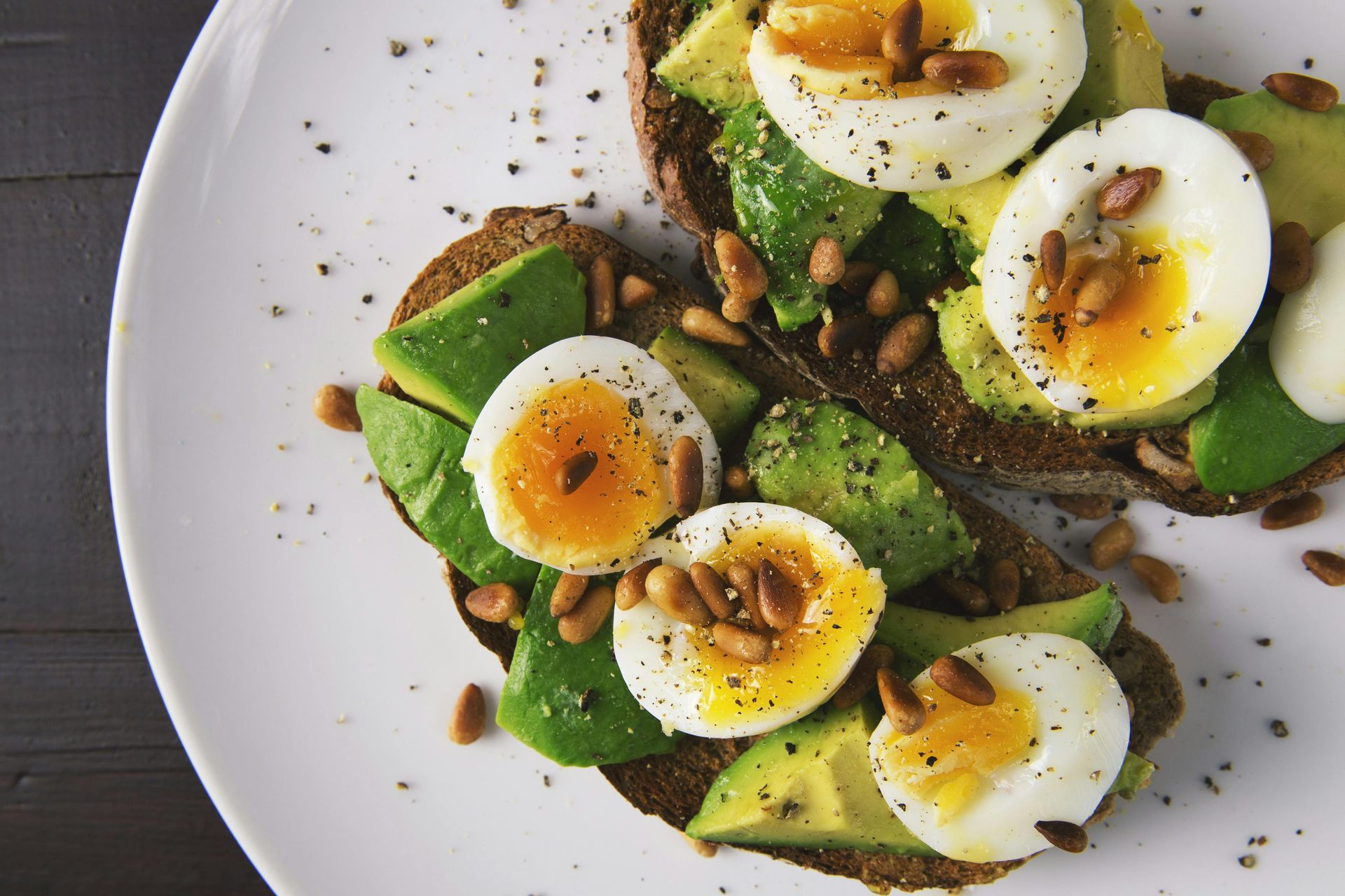 Abnehmen kann auch lecker sein! Mit einem Avocado-Brot, Eiern und gerösteten Erdnüssen!