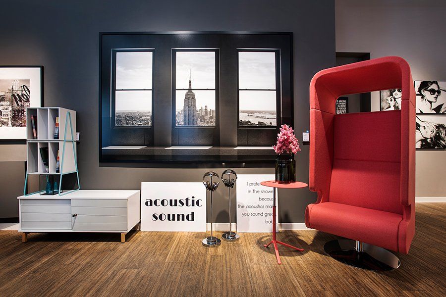 Materia Ausstellungsbild mit Ohrensessel Point