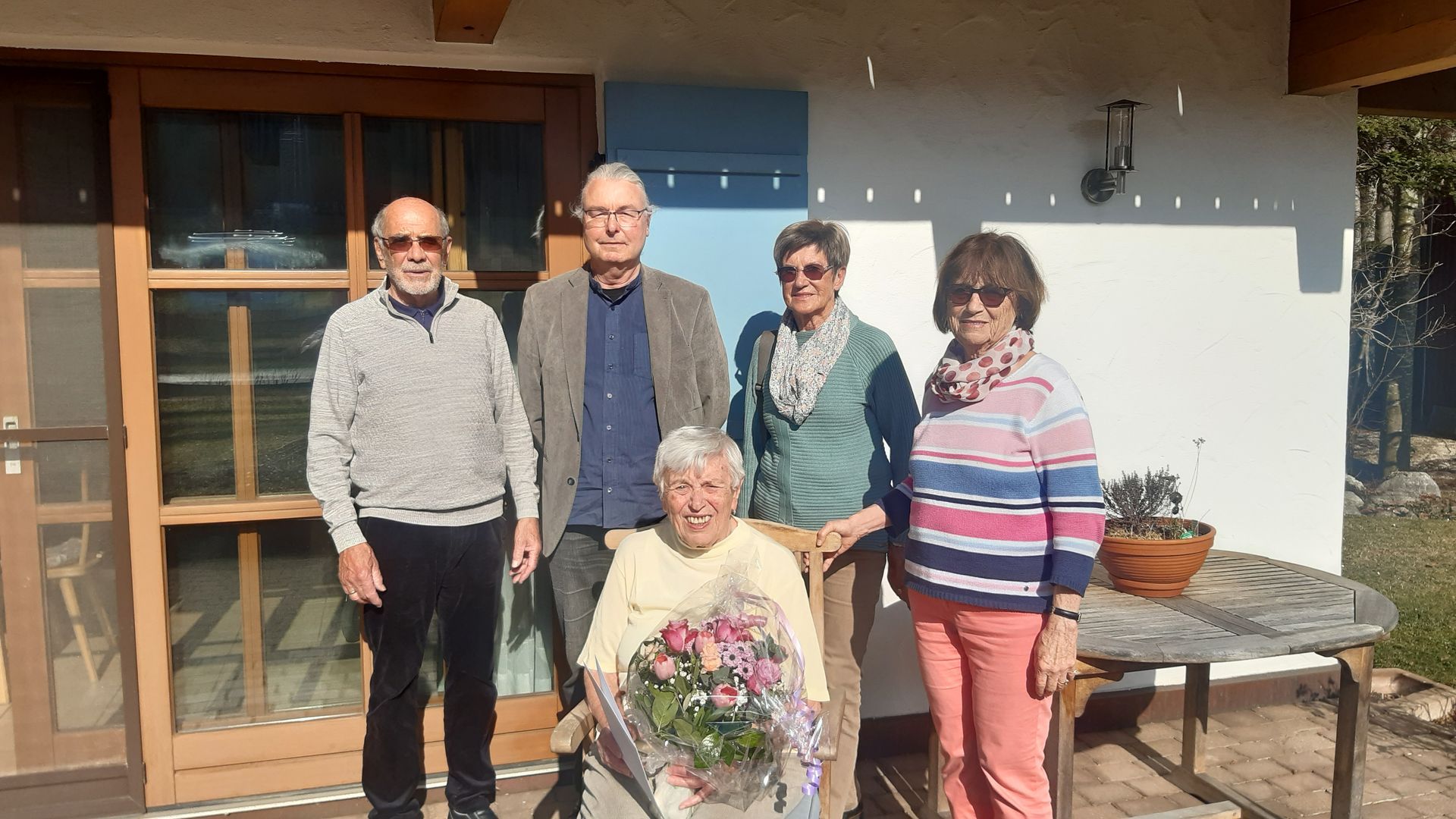 Gründungsmitglied der Ortsgruppe Traunreut Esolde Antler ist dieses Jahr 75 Jahre dabei. Für Ihre Treue zum Verein danken wir Esolde herzlich und wünschen ihr alles Gute. Hier beim Besuch zur Gratulation von rechts Doris Böhl, Gabi Thois, 1. Vorstand Matthias Kolberg und Horst Thois.