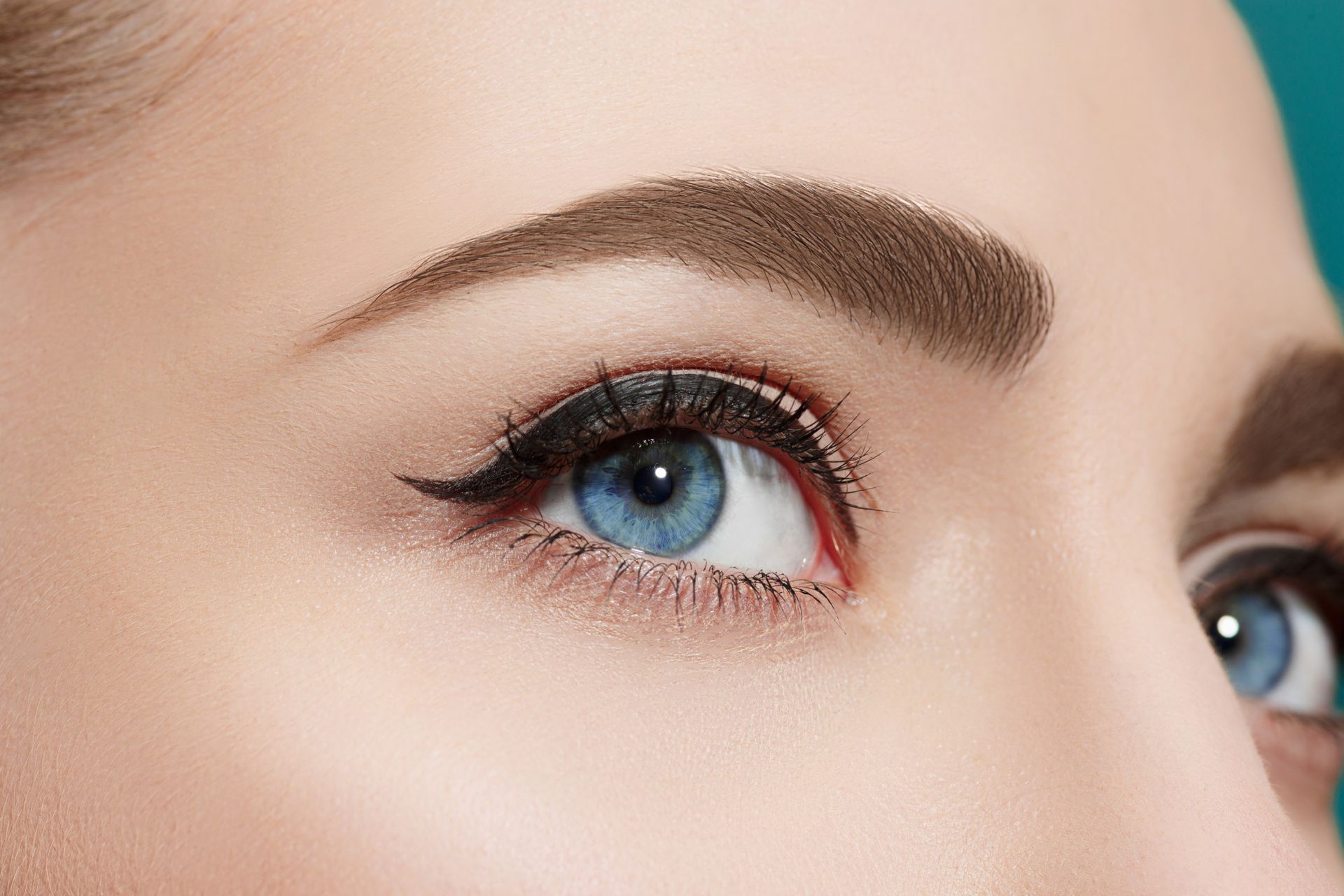 Perfekt definierter Lidstrich durch Permanent Make-Up.