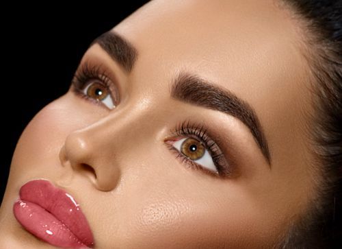 Perfekt geformte Augenbrauen durch Permanent Make-Up.
