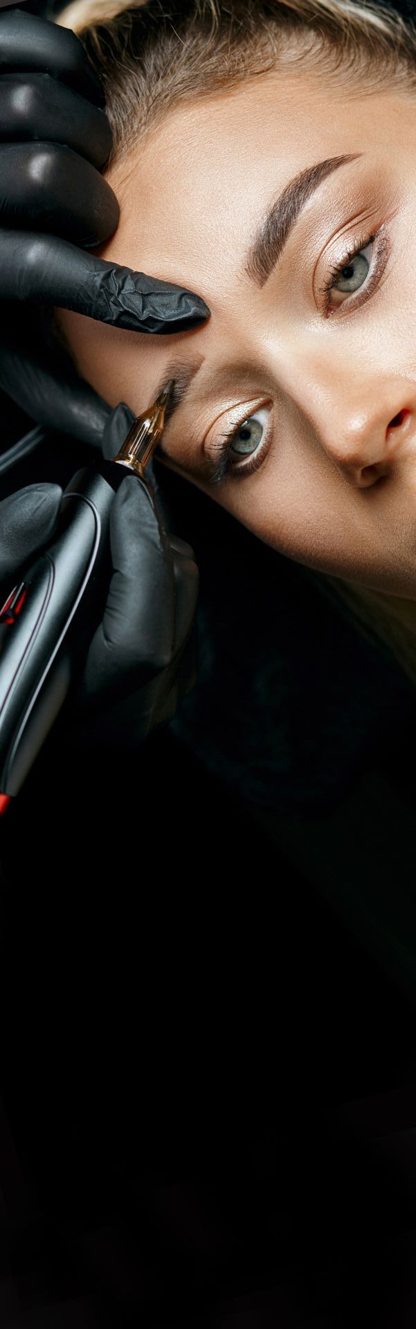 Detailaufnahme eines Permanent Make-Up-Verfahrens für Augenbrauen.