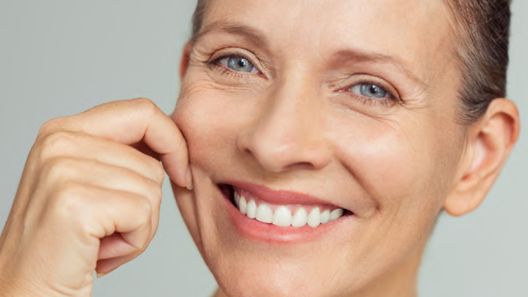 Lächelnde Frau mit strahlender Haut, erzielt durch die fortschrittliche Hydra4Face-Technologie.