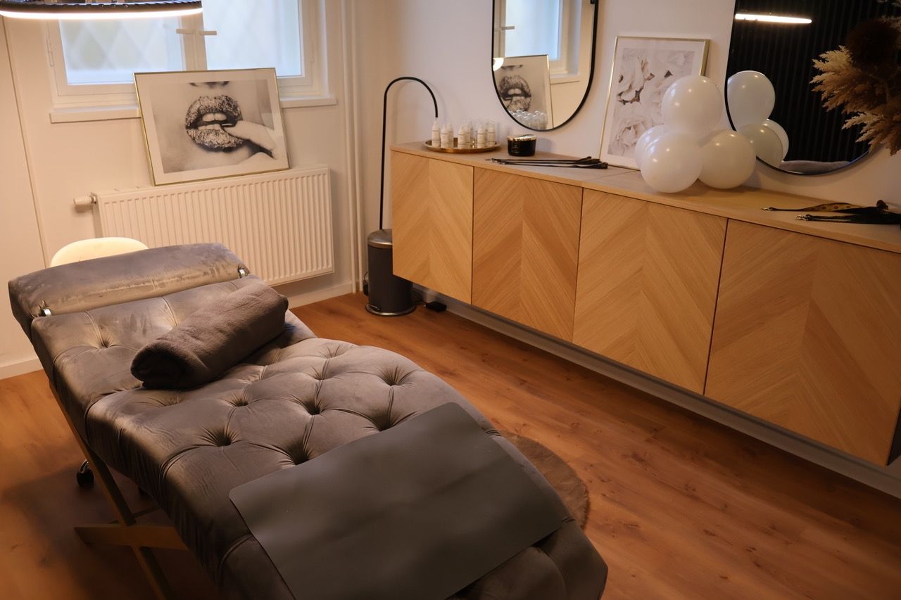 Behandlungsraum in Kosmetik Potsdam – Sicherer PMU Remover für deine Augenbrauen.