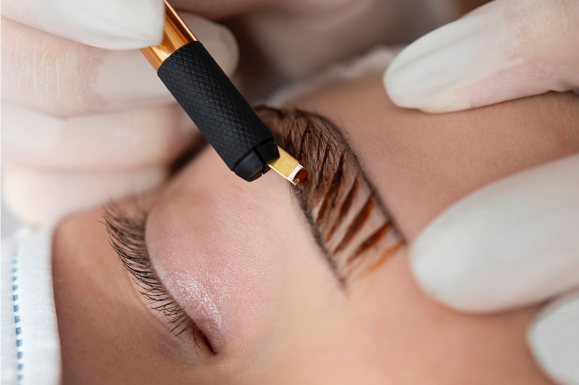 Präzises Microblading für definierte und natürliche Augenbrauen.