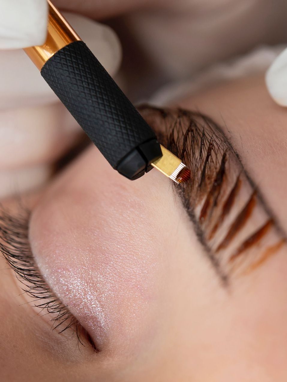 Microblading-Verfahren für präzise Härchenzeichnung bei den Augenbrauen.
