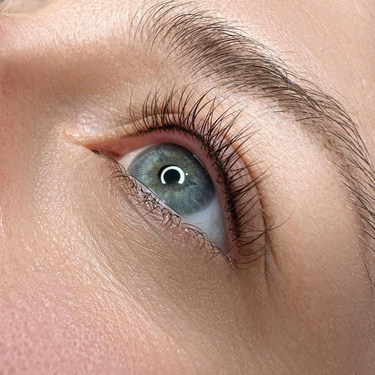 Wimpernkranzverdichtung in Potsdam – Mehr Ausdruck für deinen Blick.