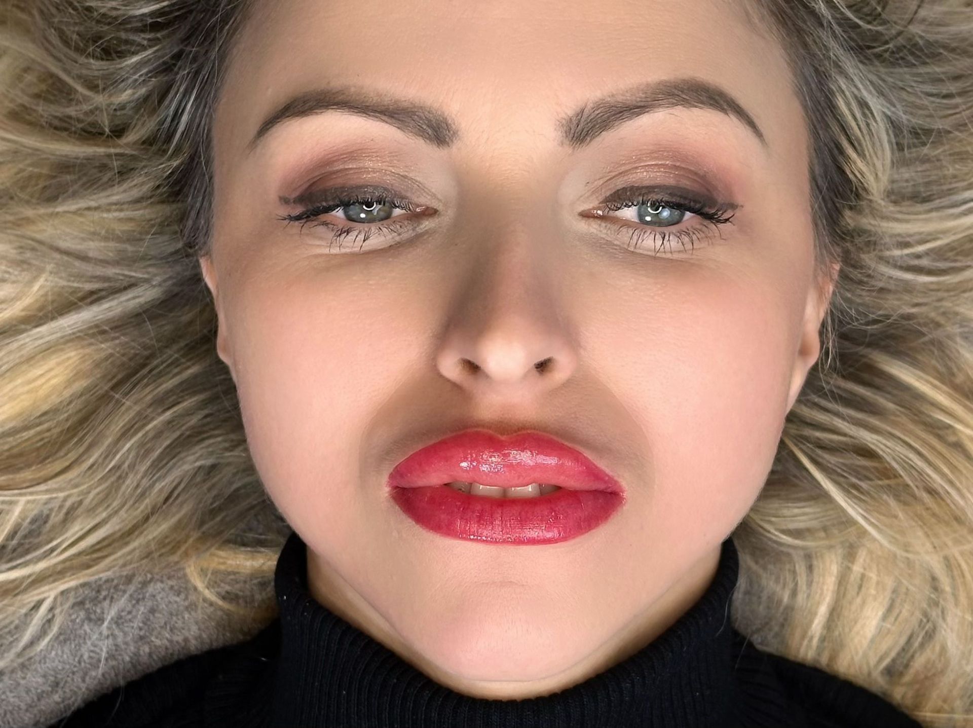 Frau mit Permanent Lippen Make Up, das die Lippenkonturen präzise betont.