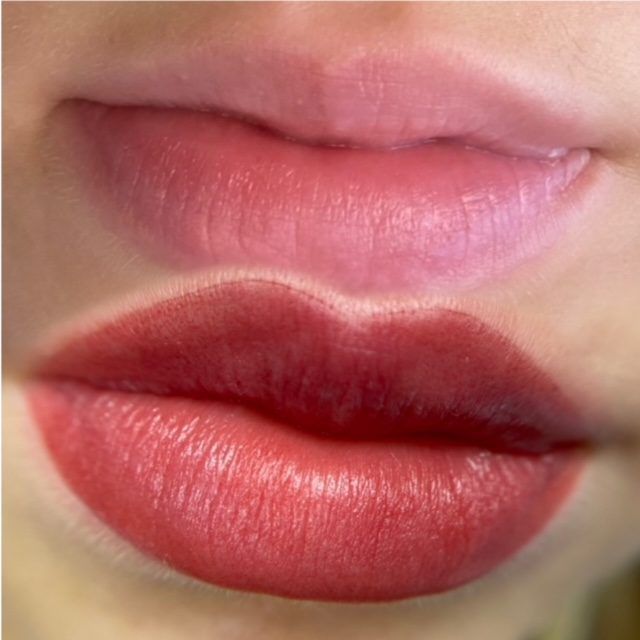 Frau mit Permanent Lippen Make Up, das die Lippenkonturen präzise betont.