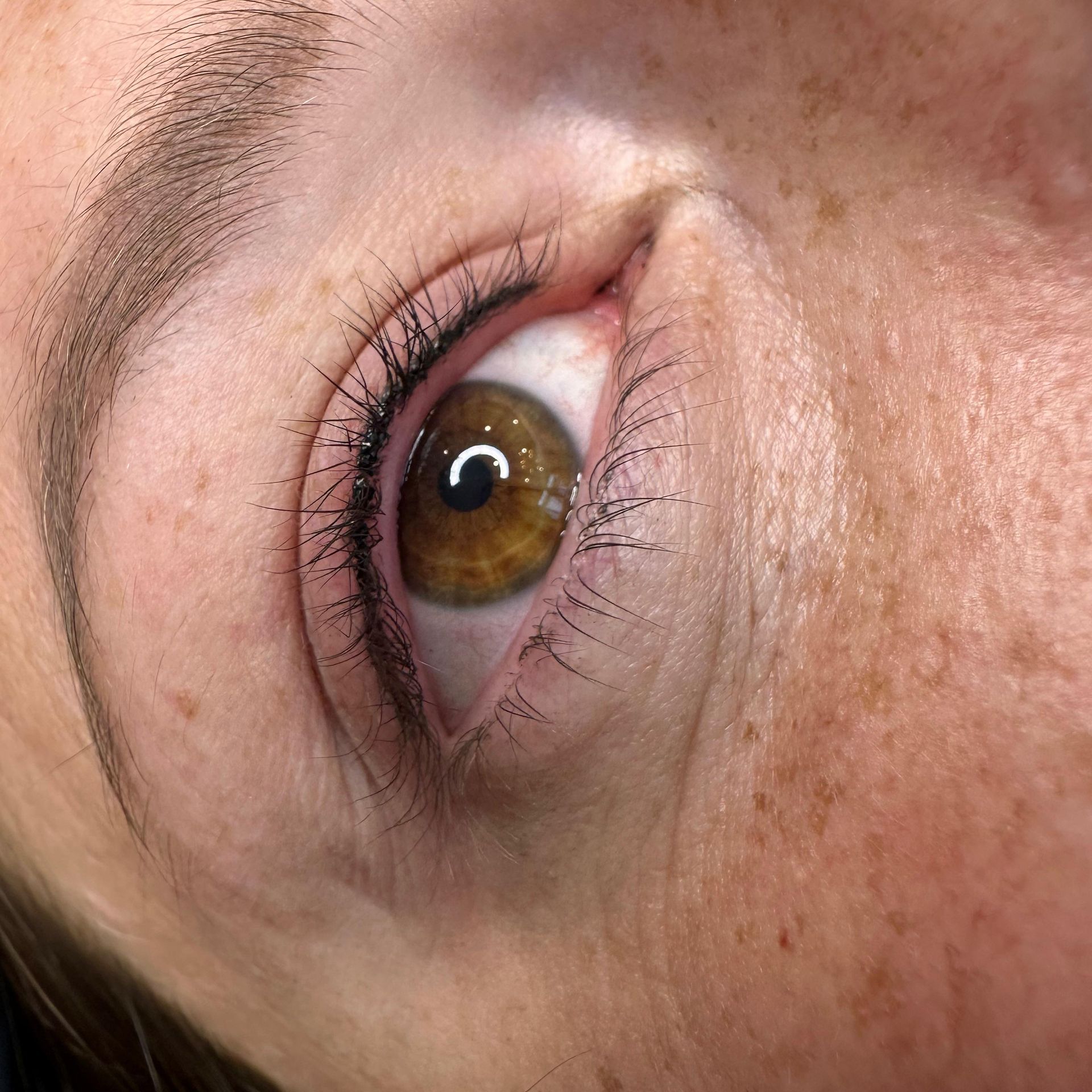 Nachher-Bild eines Auges nach einer Wimpernkranzverdichtung, strahlend und definiert.