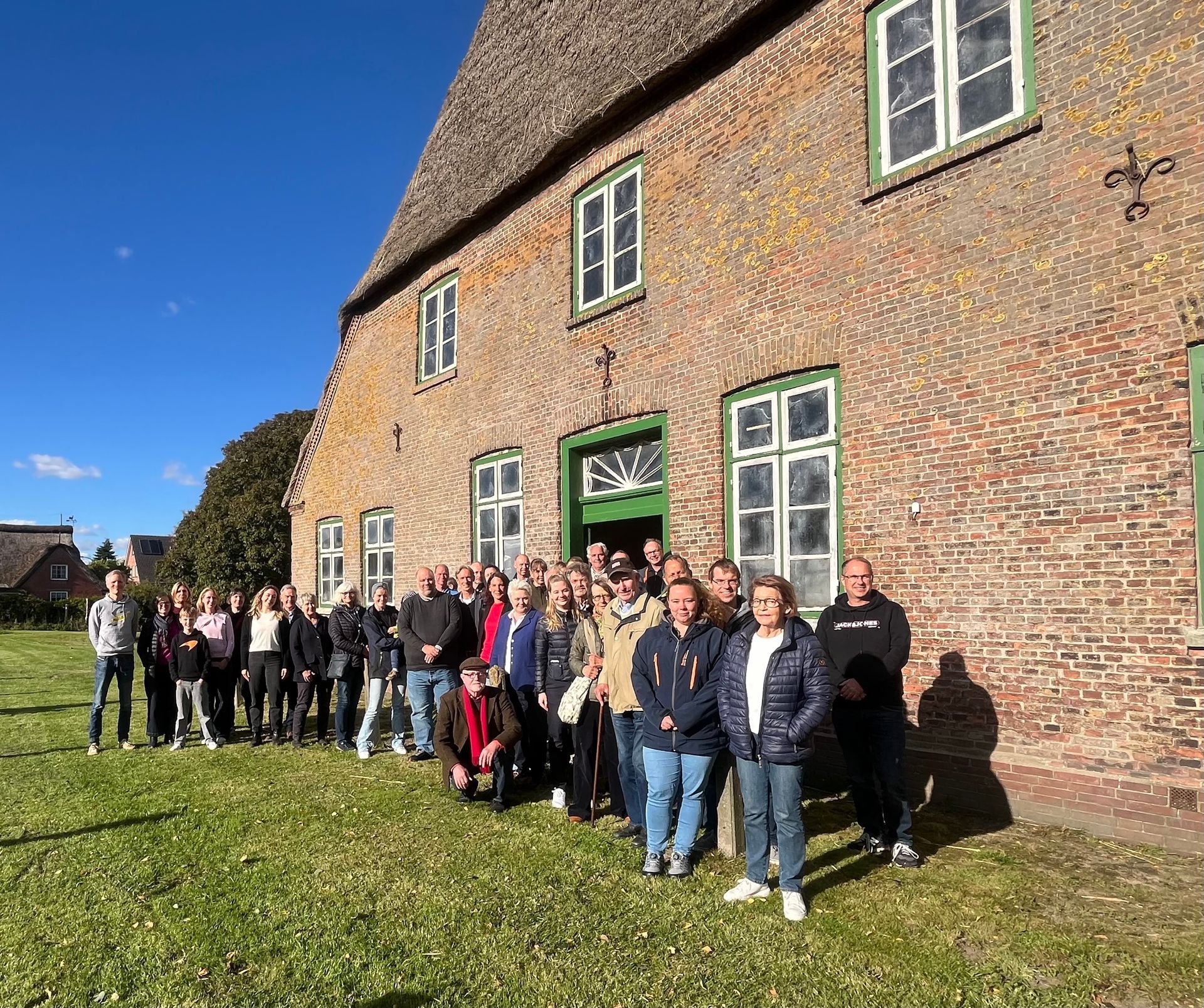 Teilnehmer:innen der Abschlussveranstaltung vor altem Hofgebäude Teilnehmer:innen der Abschlussveranstaltung vor altem Hofgebäude