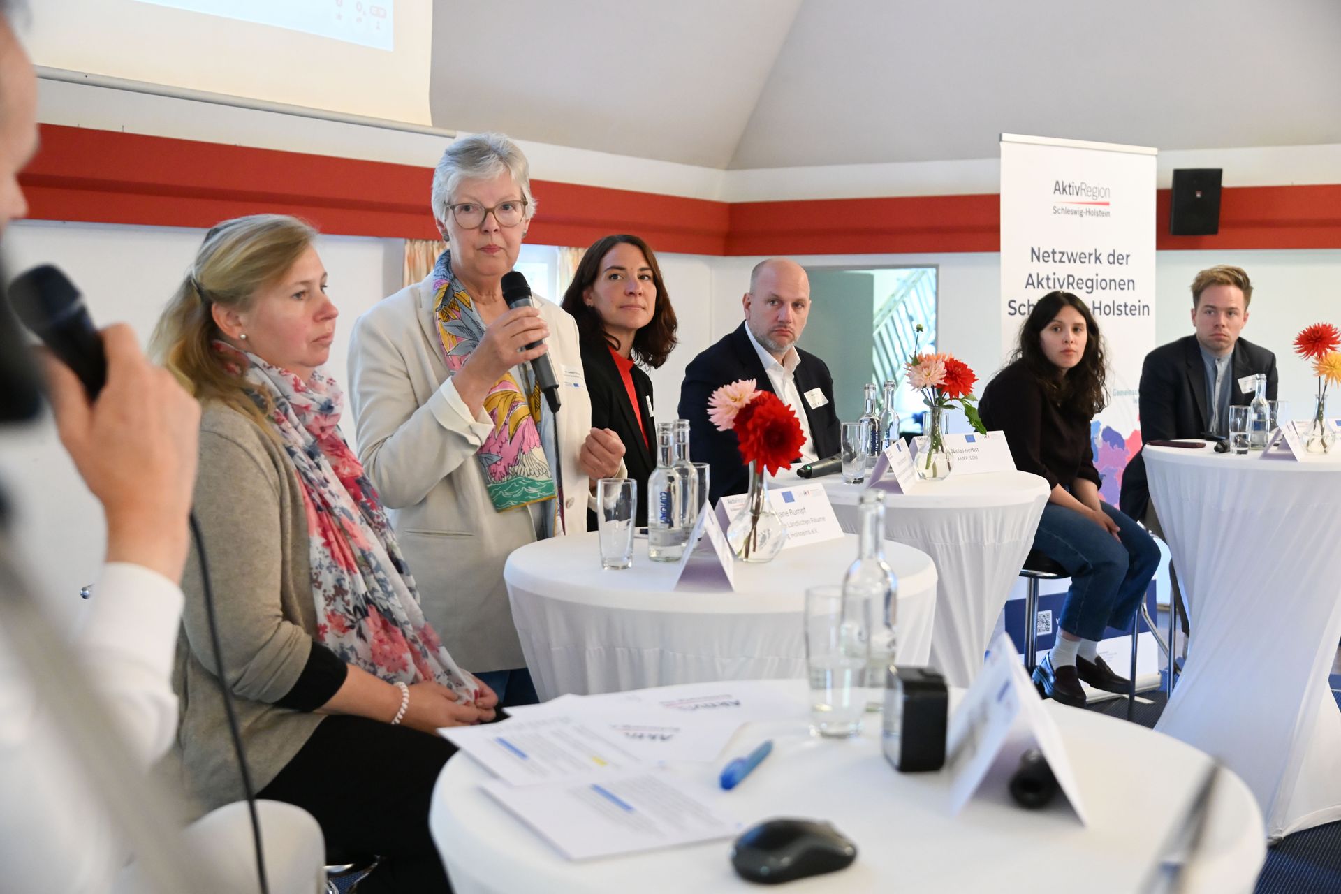 Podiumsdiskussion mit sechs Personen