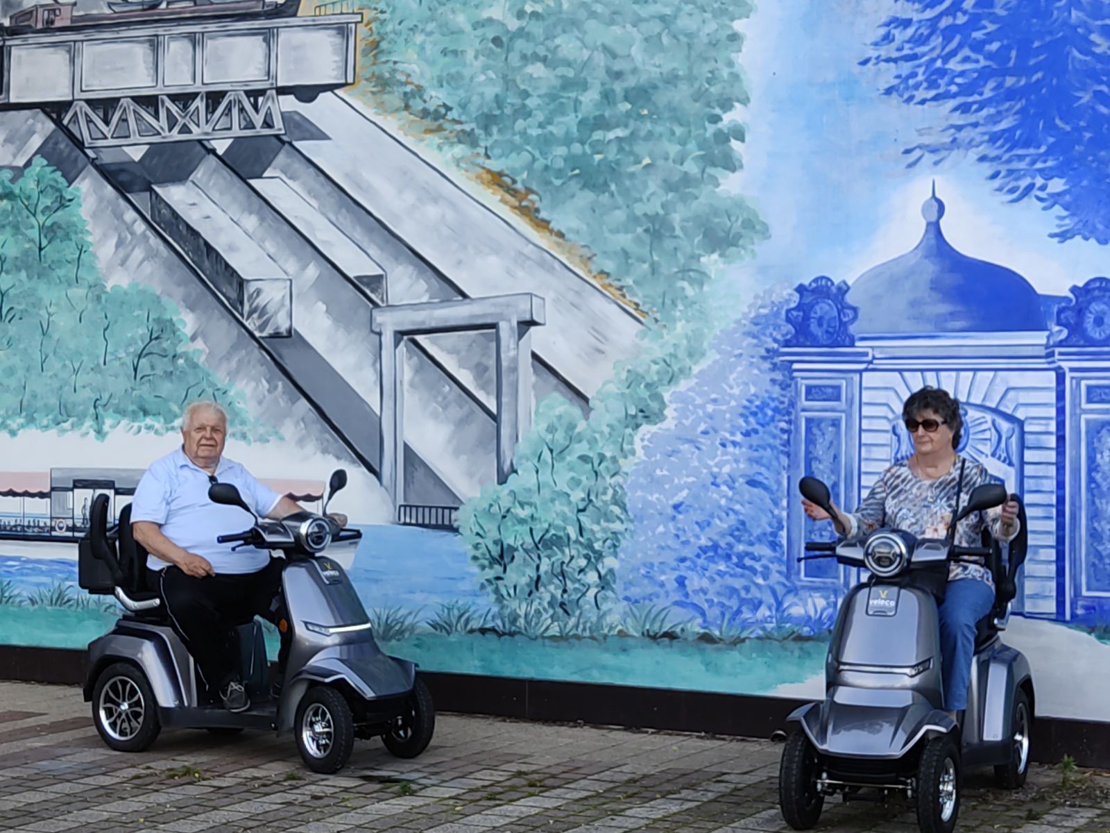 NOS CLIENTS SATISFAITS EN SCOOTER ÉLECTRIQUE Photo des scooters prise au plan incliné d'Artillerie en Moselle. NOS CLIENTS SATISFAITS EN SCOOTER ÉLECTRIQUE
Photo des scooters prise au plan incliné d'Artillerie en Moselle.