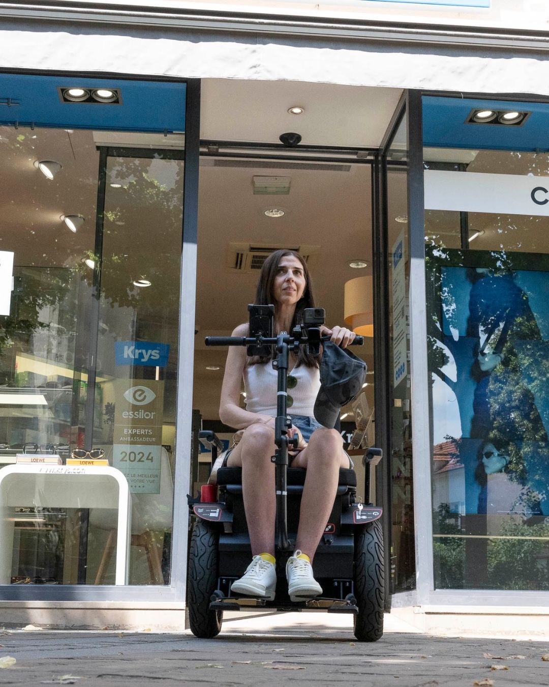 fauteuil GUS en détail Maniabilité optimale
Le Gus est un gyropode intuitif qui se déplace selon l'inclinaison de votre corps, garantissant une réactivité parfaitement contrôlée par vos mouvements. Avec sa largeur compacte de 63 cm, il offre une maniabilité exceptionnelle, permettant des rotations fluides même dans les espaces les plus restreints. Pour un confort supplémentaire, ajustez la sensibilité du manche selon vos besoins et profitez d'une réactivité personnalisée.