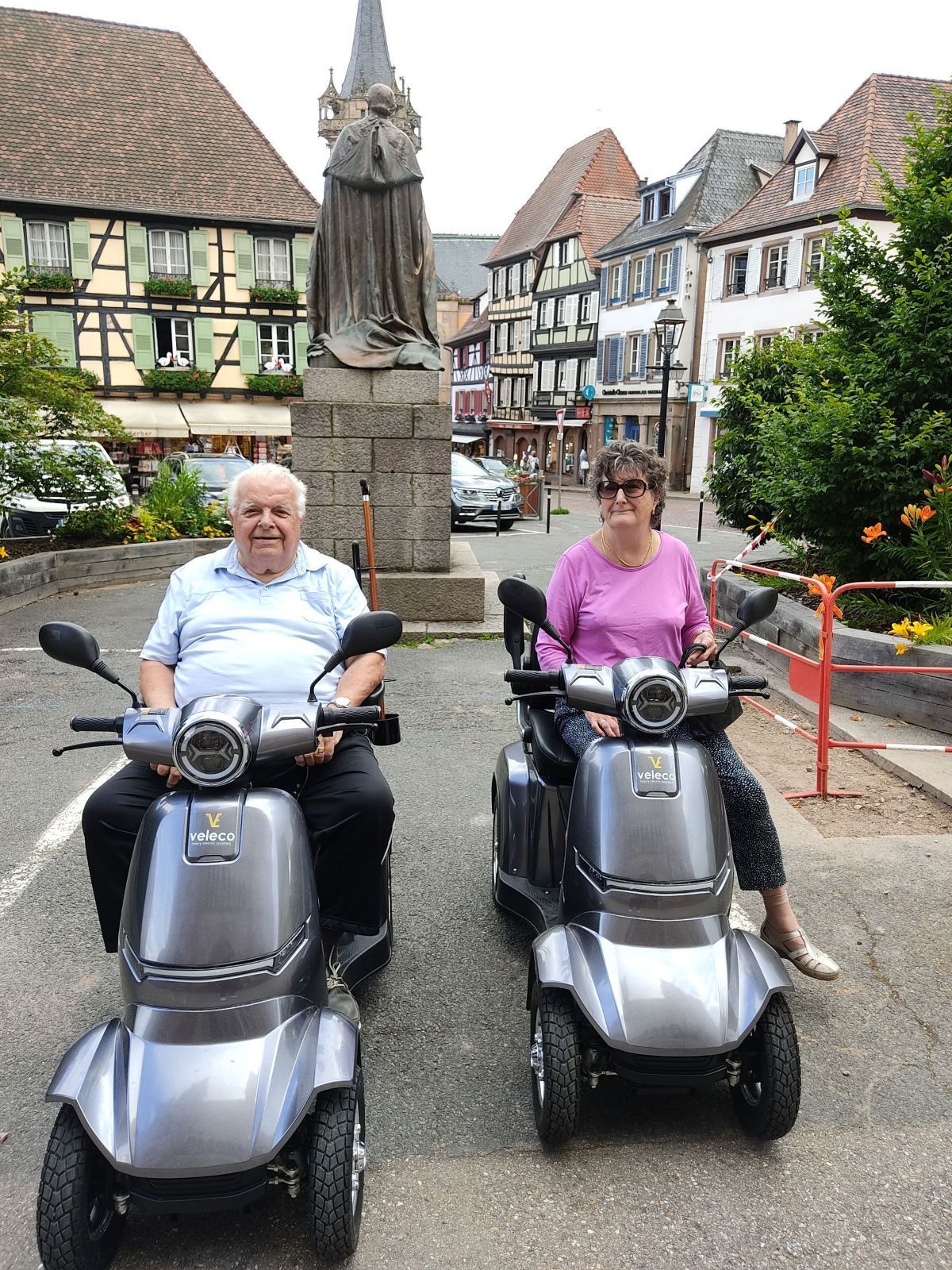 NOS CLIENTS SATISFAITS EN SCOOTER ÉLECTRIQUE Photo des scooters prise du plan incliné d'Arzviller à SAINT LOUIS 57820. NOS CLIENTS SATISFAITS EN SCOOTER ÉLECTRIQUE
Photo des scooters prise du plan incliné d'Arzviller à SAINT LOUIS 57820.