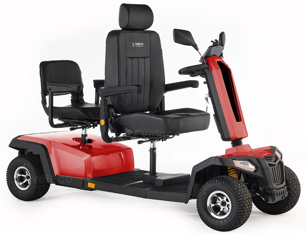 Veleco Sharpy TWIN Le Veleco Sharpy TWIN est un scooter électrique deux places pensé pour le confort et la praticité. Il dispose d’un siège capitaine rotatif à l’avant et d’un siège double ergonomique à l’arrière. Grâce à son moteur puissant de 1400 W, sa grande stabilité et sa prise en main facile, il garantit une conduite à la fois sûre, confortable et autonome au quotidien.