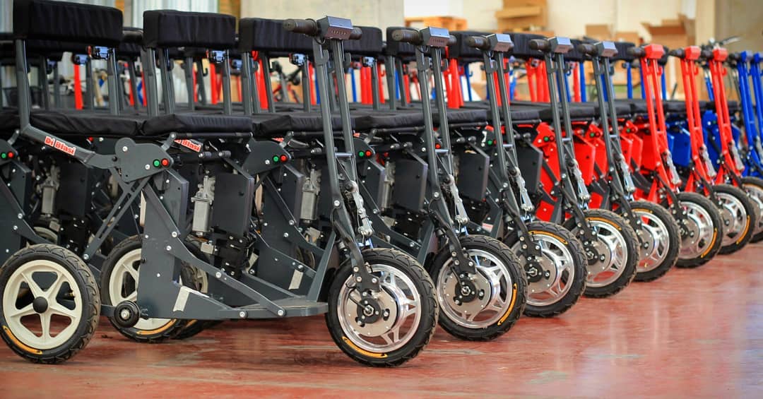 Stock atelier de scooter diblasi R30 Scooter R30 Di Blasi : pliable, compact, autonomie 25 km. Facile à utiliser, idéal pour le transport