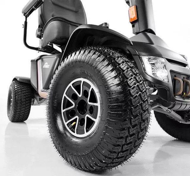 Wrangler 2 Baja Pride tout terrain pour une mobilité sans limites. Conçu pour les personnes à mobilité réduite, il offre une expérience de conduite sûre et confortable sur tous les terrains