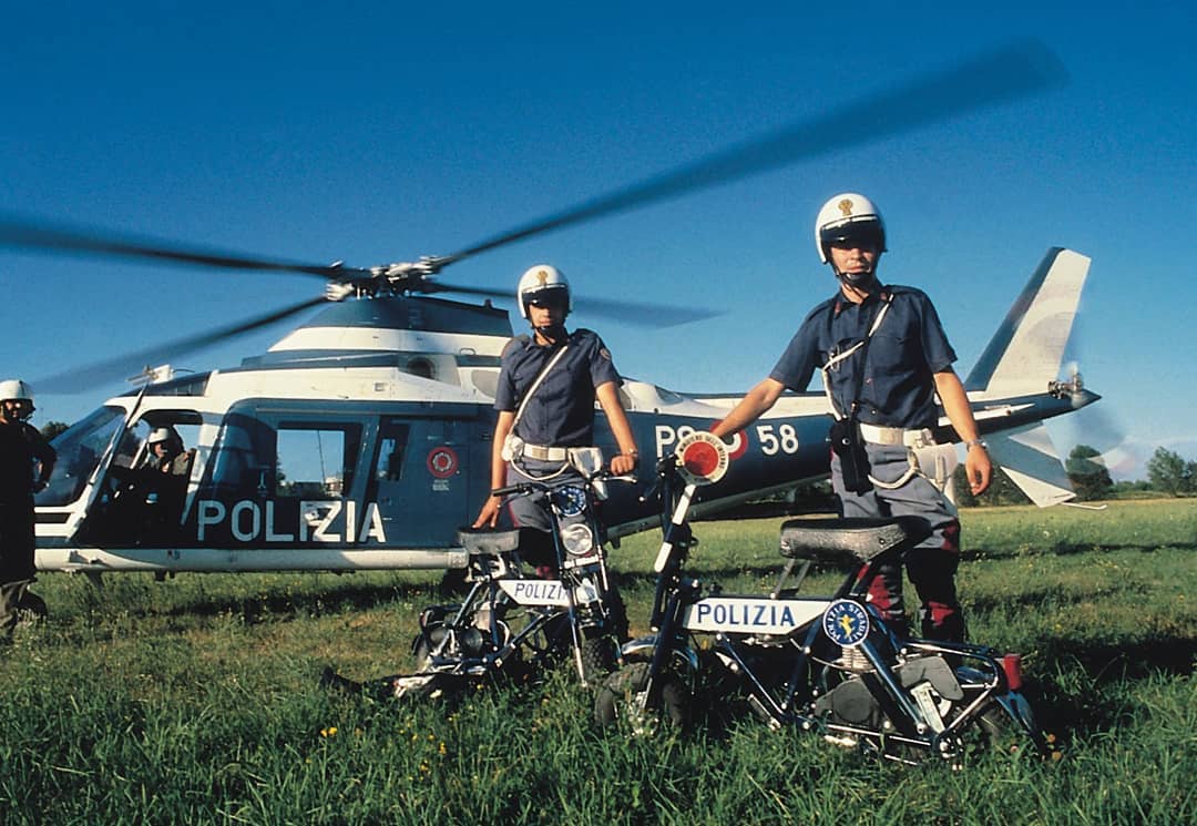 Un peu de notre histoire: dans les années 90, le cyclomoteur pliant Di Blasi R7E a également été utilisé comme véhicule auxiliaire à bord des hélicoptères de la police nationale italienne.