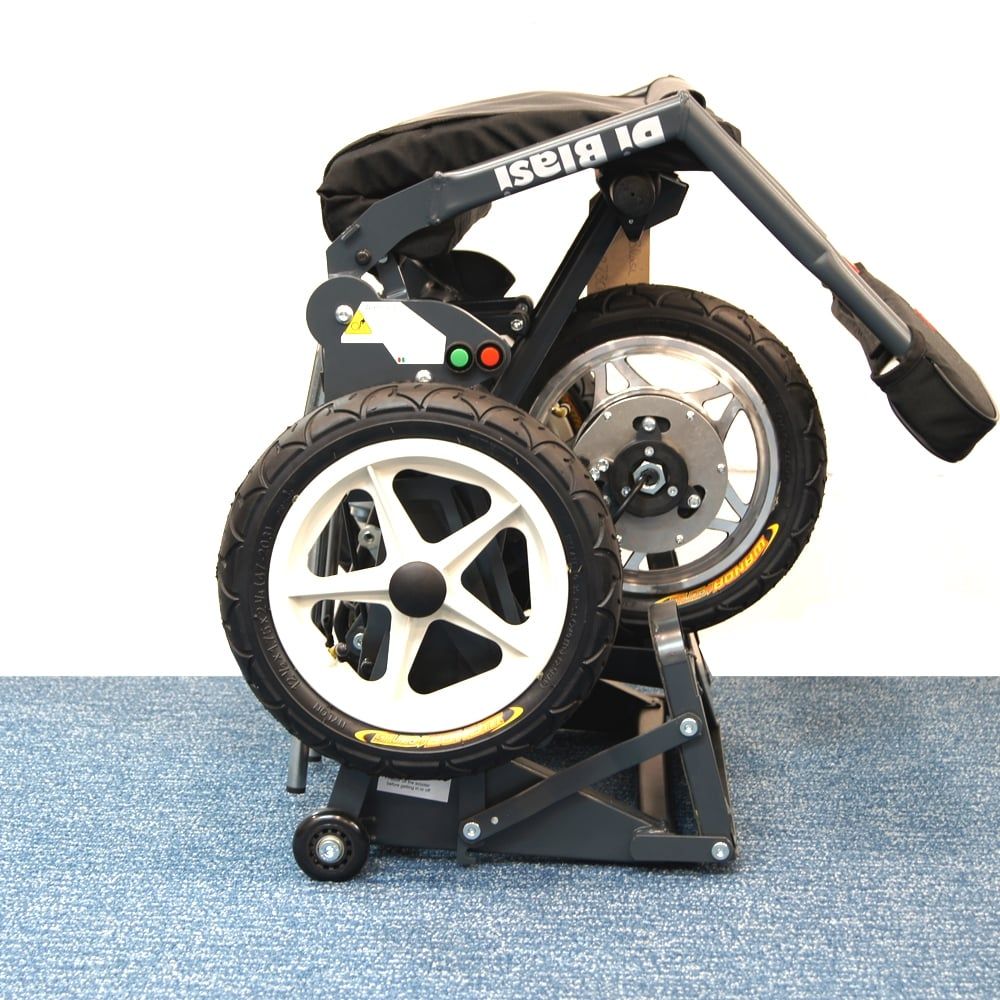 Scooter pliable R30 Di Blasi : Autonomie 25 km, pliage électrique, compact et facile à utiliser. Parfait pour les déplacements quotidiens