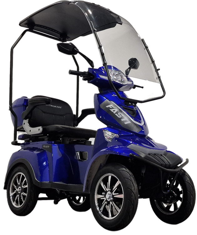 Scooter électrique Fasti One 4 de couleur bleu métallique, à quatre roues, équipé d'un toit noir et d'un pare-brise transparent pour une protection contre les intempéries. Il dispose d'un siège confortable et de rétroviseurs, et est vu de trois quarts avant.