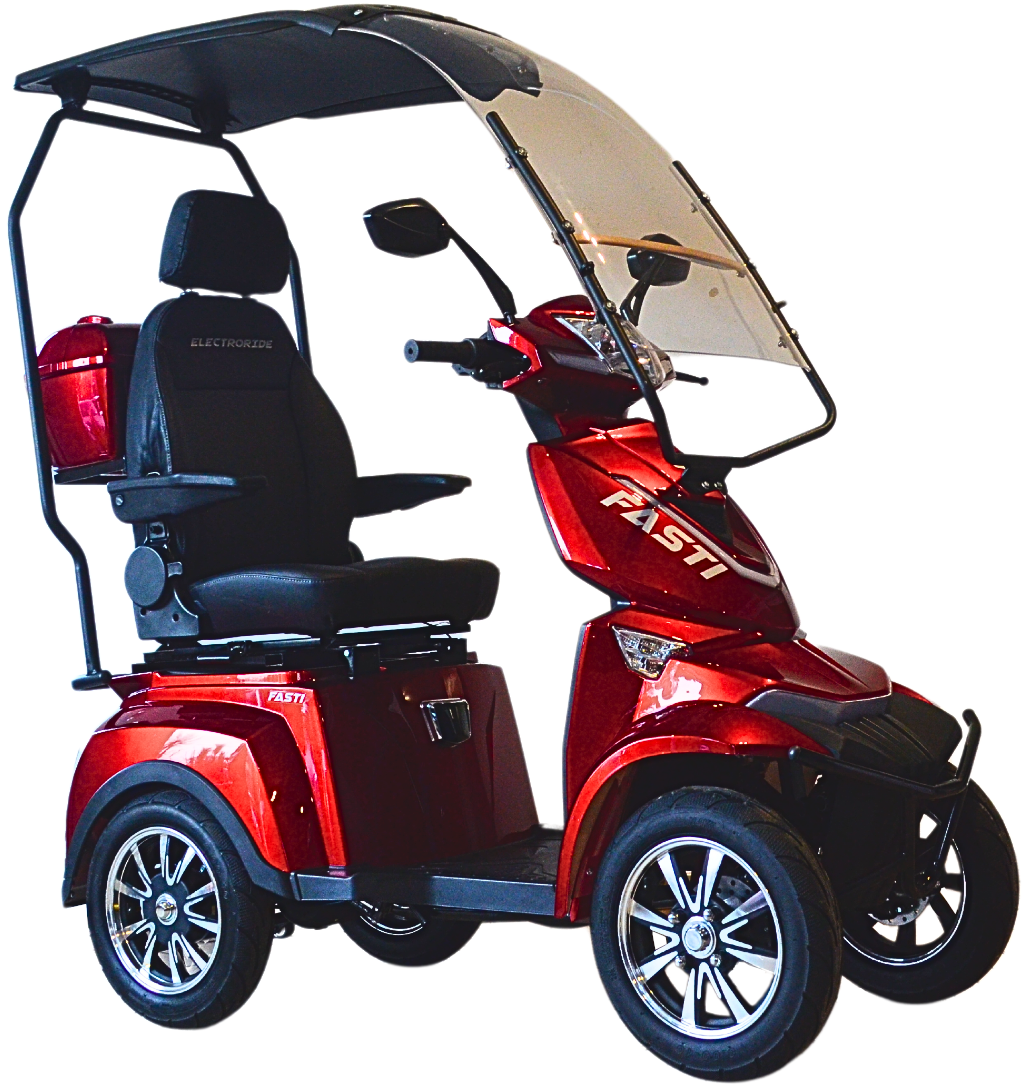 Scooter électrique Fasti One 4 de couleur rouge métallisé, à quatre roues, équipé d'un toit noir et d'un pare-brise transparent, avec un top case arrière rouge et un siège noir, vu de trois quarts avant