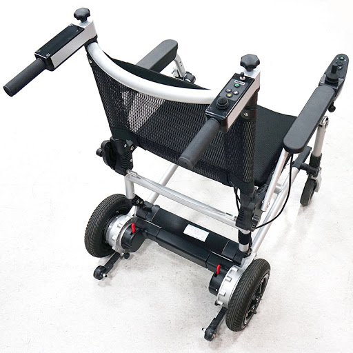 Le kit accompagnateur pour le New Joy Rider ou le Joy Rider vous permettra de conduire le fauteuil électrique depuis l’arrière du fauteuil.