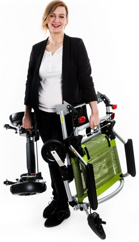 Le fauteuil roulant électrique et pliable New Joy Rider est un indispensable du quotidien pour vos déplacements en extérieur comme à l’intérieur. Son faible encombrement et sa facilité d’usage permettent de se déplacer partout, y compris dans les espaces les plus restreints. Très sûr, le New Joy Rider se pilote à 6 km/h maximum (et 2 km/h minimum) et offre une autonomie de 17 km (test constructeur). Le fauteuil bénéficie d’un système de pilotage intuitif : grâce aux deux moteurs combinés couplés aux roues arrières, le joystick vous assure un pilotage en douceur et en toute sécurité. Avec la sensibilité tout en maîtrise de son joystick, le fauteuil New Joy Rider offre une maniabilité exceptionnelle. Confortable et très maniable, le New Joy Rider se sépare en deux et devient ULTRA LEGERS, il se déplie et se replie en 2 secondes. Fonctionnel, il suffit de soulever le Joy Rider pour le déployer et il s’enclenche automatiquement en position de verrouillage pour s’assoir, prêt à partir. Son faible encombrement permet de le ranger et de le transporter partout avec vous. Léger et compact grâce à sa structure en aluminium (seulement 21,6 kg avec une batterie), il ne prend pas de place et se range aisément dans le coffre de la plupart des véhicules. Grâce à ses indicateurs, vous êtes en permanence informés de la capacité de la batterie, du mode de vitesse adopté et de l’état du New Joy Rider.