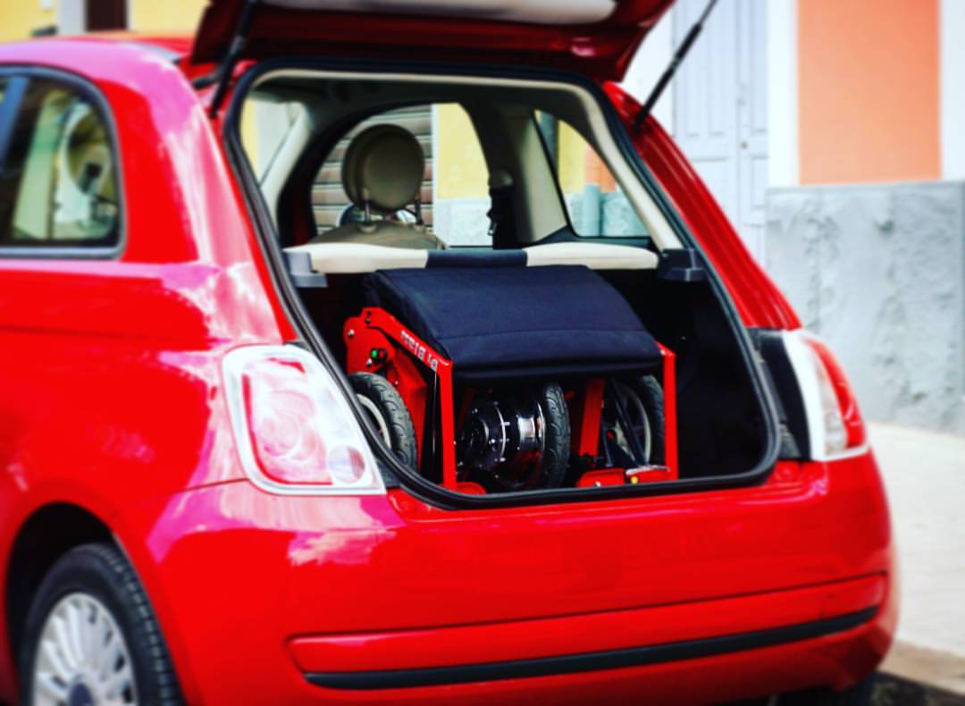 Scooter DiBlasi R30, dans le coffre Fiat 500 Scooter R30 Di Blasi : pliable, compact, autonomie 25 km. Facile à utiliser, idéal pour les déplacements urbains