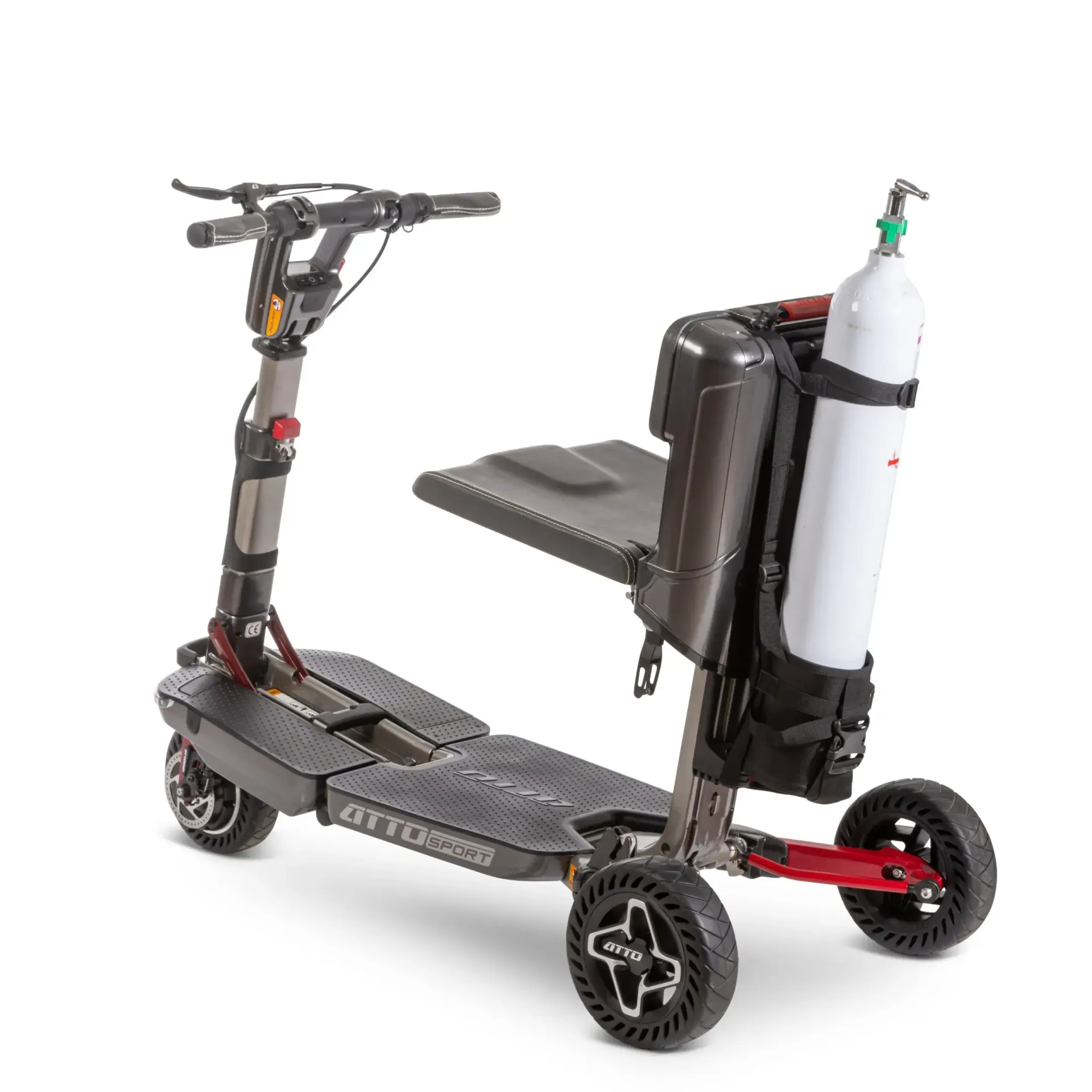 OXYGEN BOTTLE HOLDER & CASE
Fresh air, everywhere
ATTO's oxygen tank holder attaches securely to the back of the scooter and is designed to carry an oxygen tank (up to 75cm/ 29.5”) to provide the user with optimal oxygen supply while traveling. The holder includes a fabric cover for the tank and a dedicated pocket for the oxygen mask tubes.