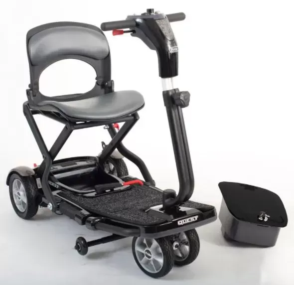 Ce scooter pliable d’un excellent rapport qualité-prix vous en offre beaucoup pour le prix. Il se plie facilement en une seule action en appuyant sur le bouton de déverrouillage situé sur la base, prêt à être rangé dans votre coffre ou à emporter avec vous lors de vos voyages. Il offre également une grande garde au sol de n'importe lequel de nos scooters pliables (6 cm) et une grande portée maximale pour sa taille compacte. Reconnu comme bagage par la plupart des agences de voyages.
