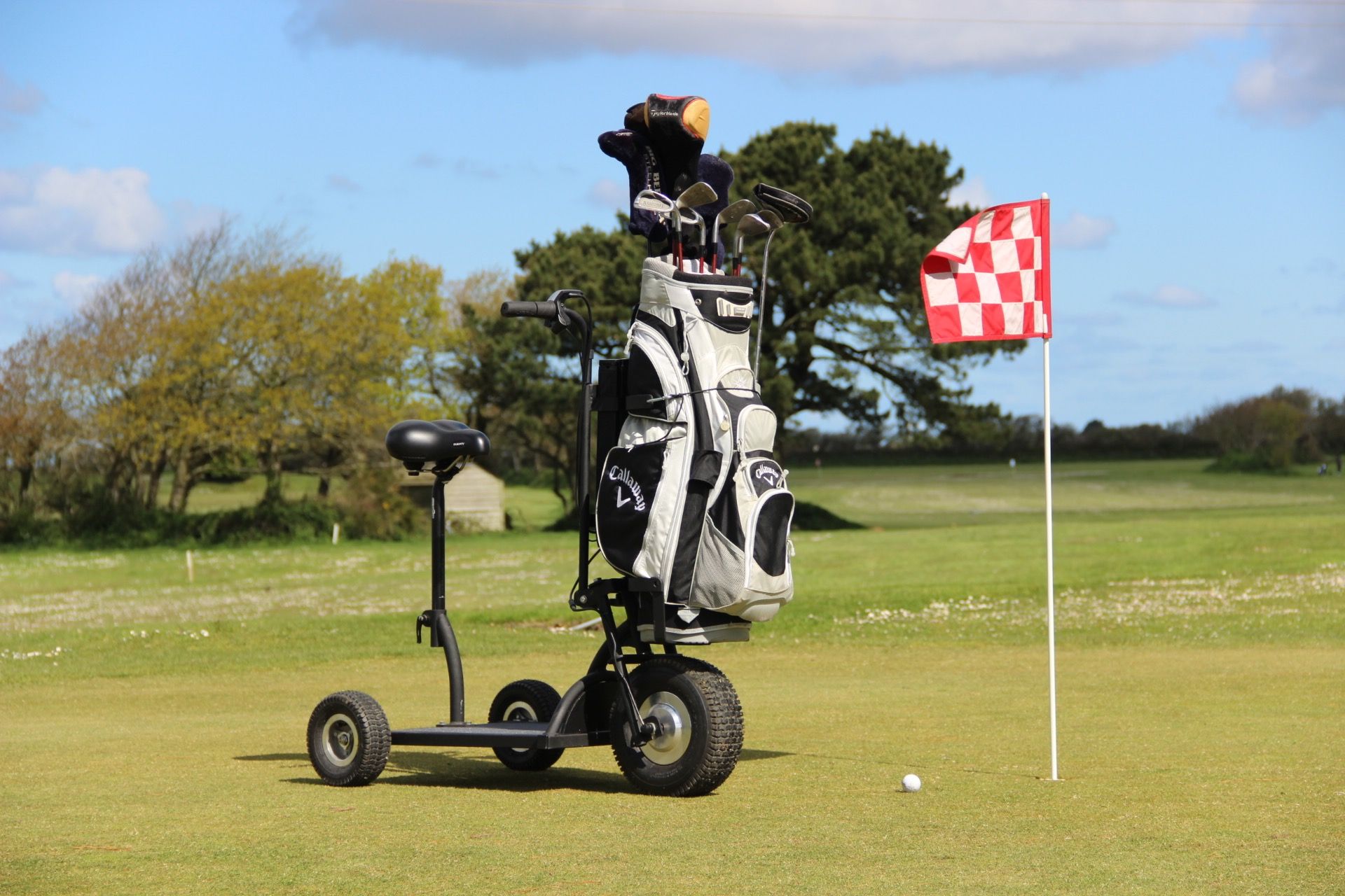 Trottinette électrique pour parcours de golf. Confortable, stable, Made in France. Autonomie élevée, design breton