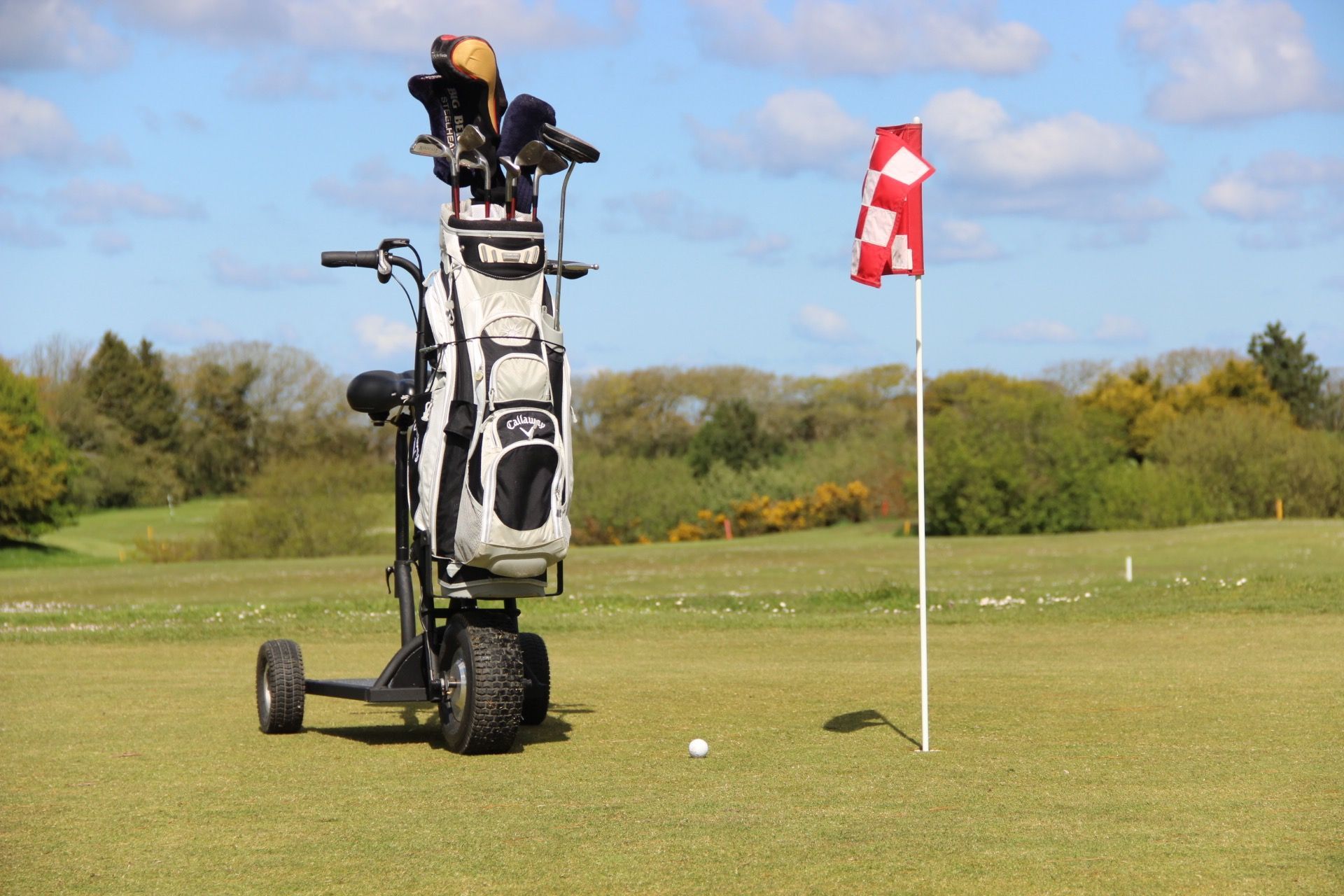 Trottinette électrique pour parcours de golf. Conception française, confortable et stable, avec support pour équipement de golf